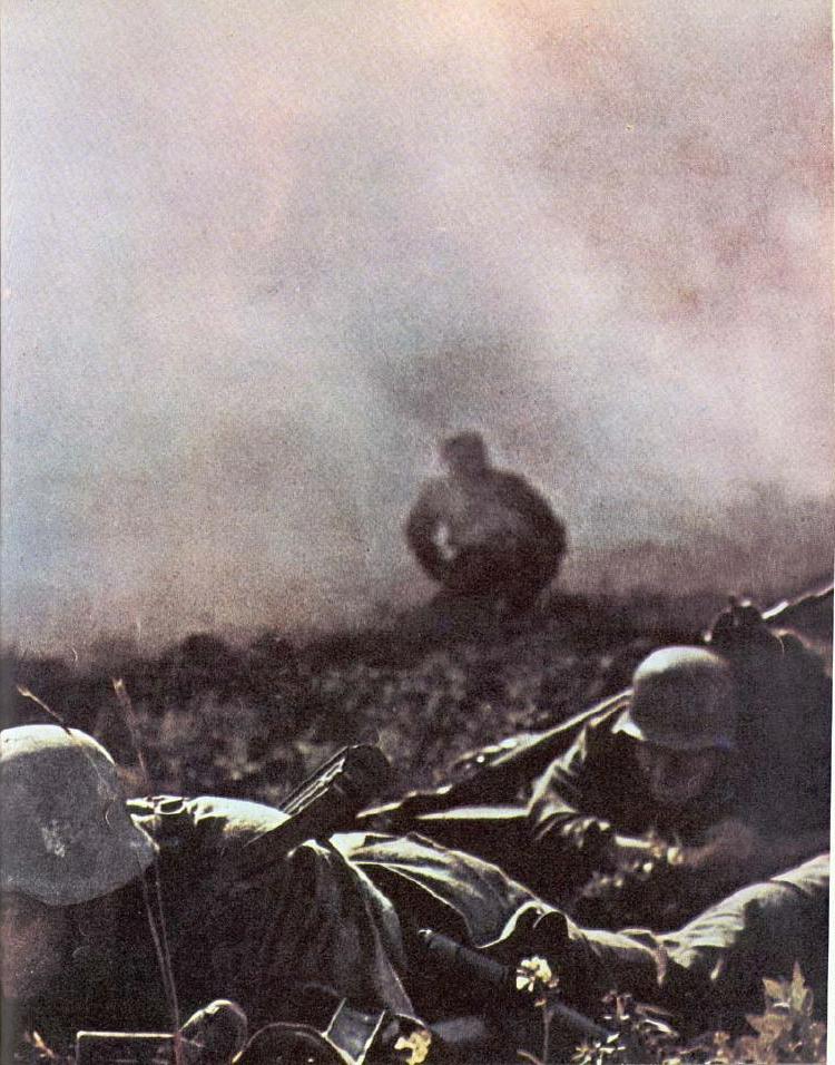 0005_Немецкие солдаты берут штурмом укрепления врага..jpg