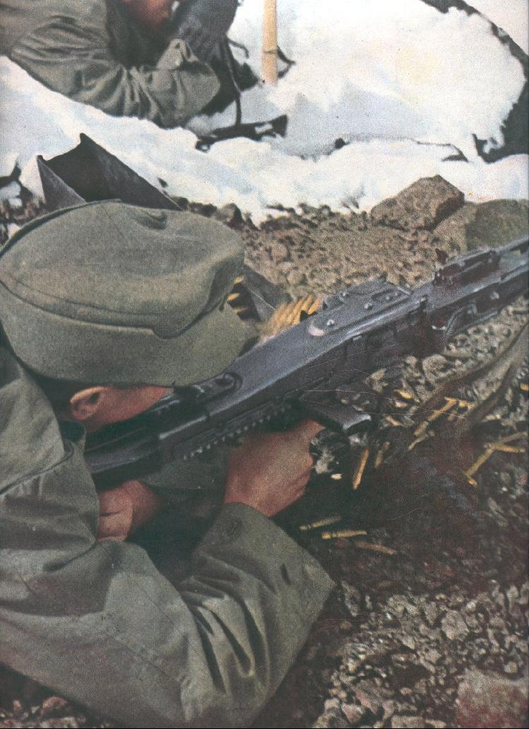 0011_Пулеметчик за работой, Восточный фронт, август 1944 г..jpg