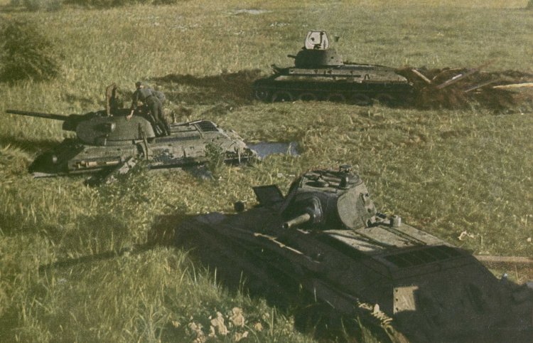 0019_Немецкие танкисты осматривают увязшие в болоте Т-34..jpg