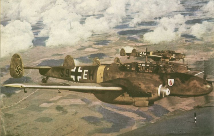 0034_Группа истребителей Bf-110 готовится к атаке..jpg