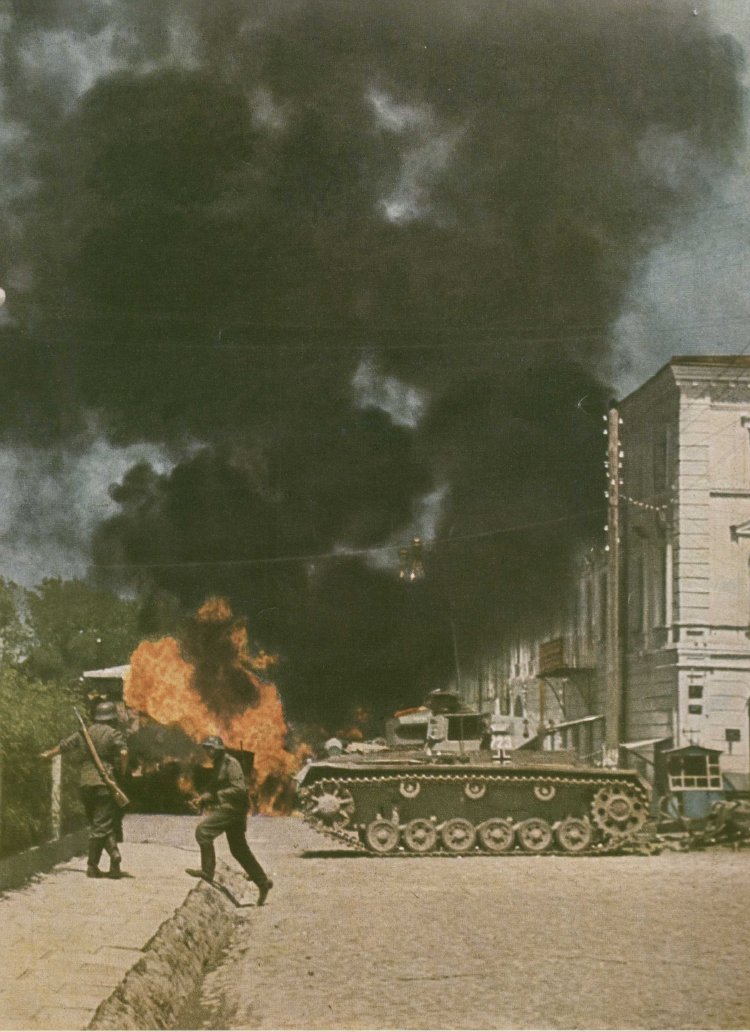 0036_Житомир, горят советские грузовики..jpg