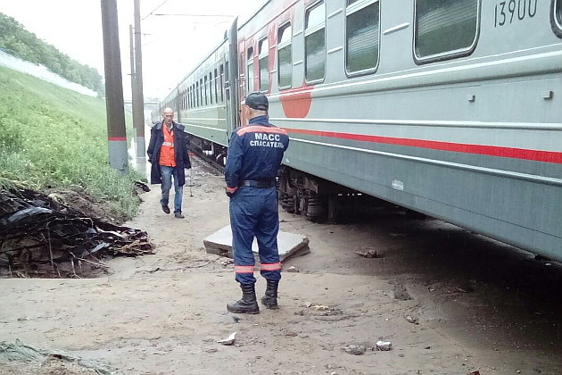 01_shit_flood_moved_passenger_train_from_rails_in_russia.jpg