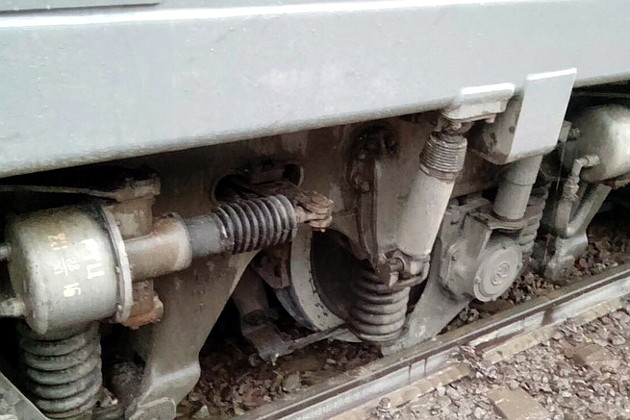 02_shit_flood_moved_passenger_train_from_rails_in_russia.jpg