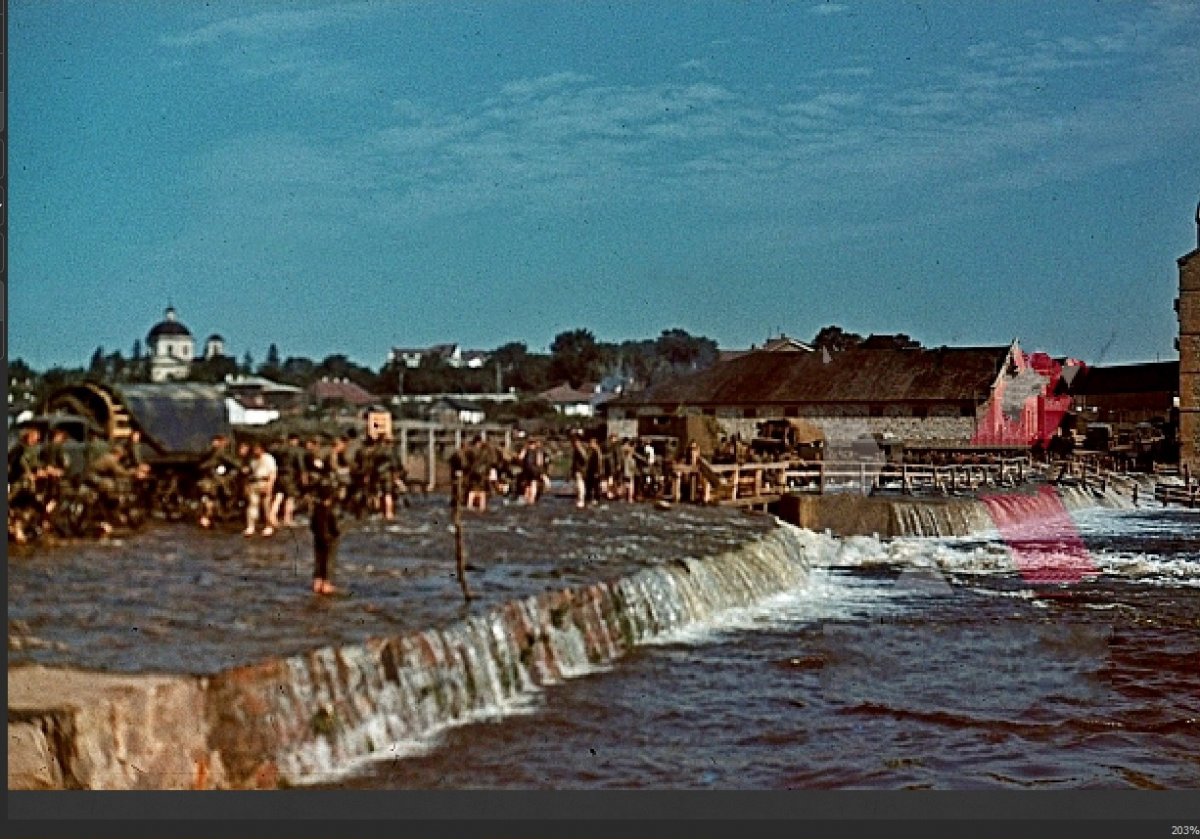 1 Белая Церковь (german infantry crossing river-ros bila zerkwa 1941 9 infantrydivision).jpg