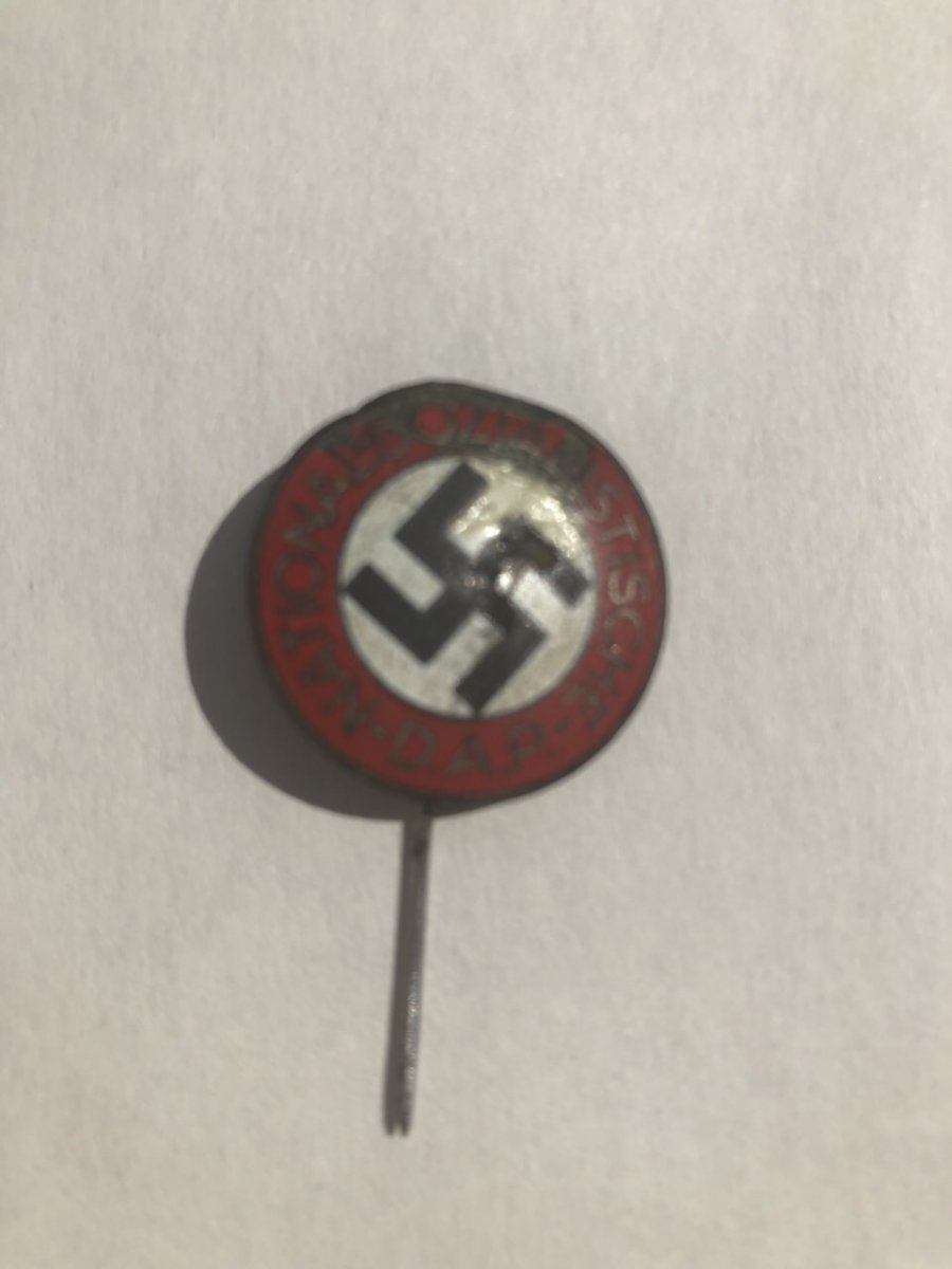 Фрачник на игле NSDAP
