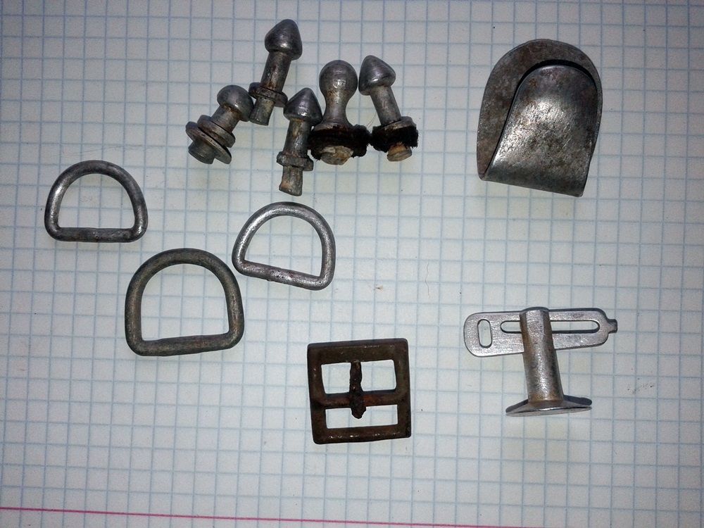 немецкие комплектующие. немецкие запчасти. алюминиевая фурнитура солдат вермахта. немецкая фурнитура времен вов. зацеп сухарки вермахта.