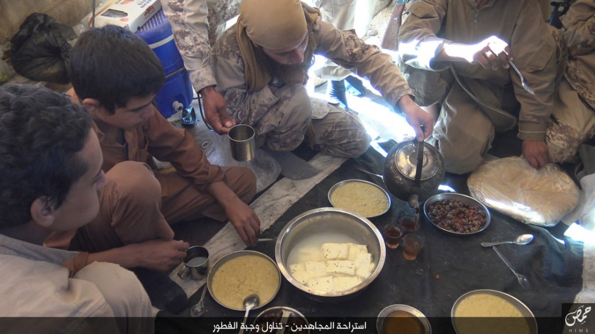 11-daesh-eating.jpg