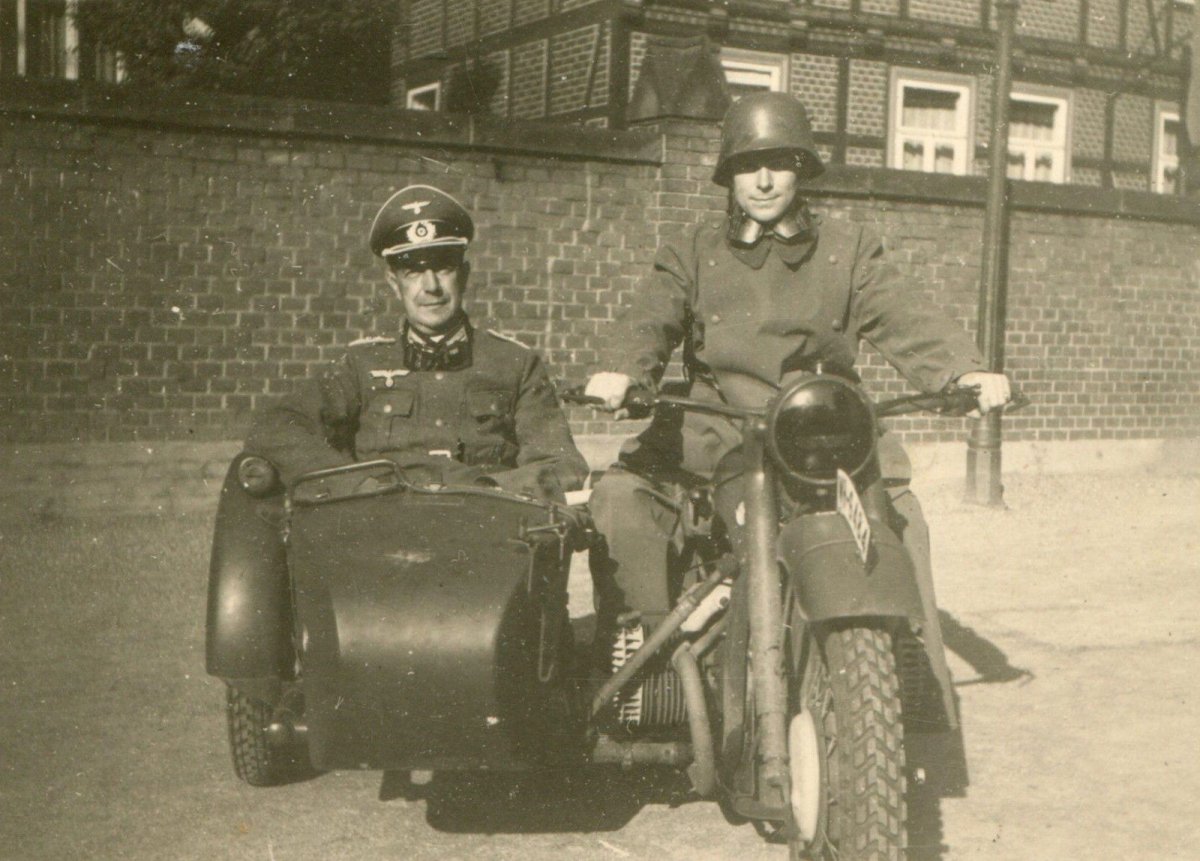 126-x-Fotos-Konvolut-Motorrader-Kradmelder-Kradschutzen-Wehrmacht-_57.jpg