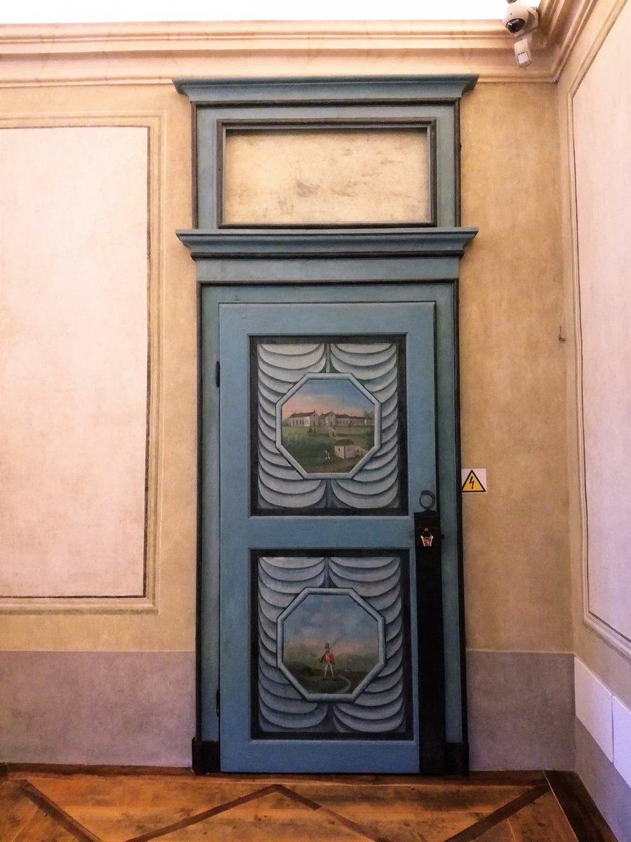 1280px-Castello_di_Aymavilles_2018_abc61.jpg