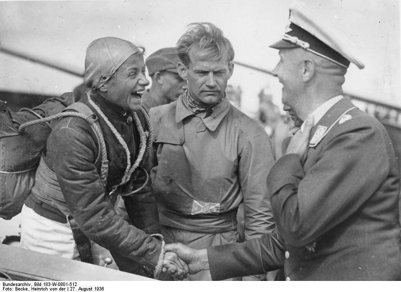 1381897063_bundesarchiv_bild_183-w-0801-512_rhc3b6n_hanna_reitsch_beim_segelflug-wettbewerb.jpg