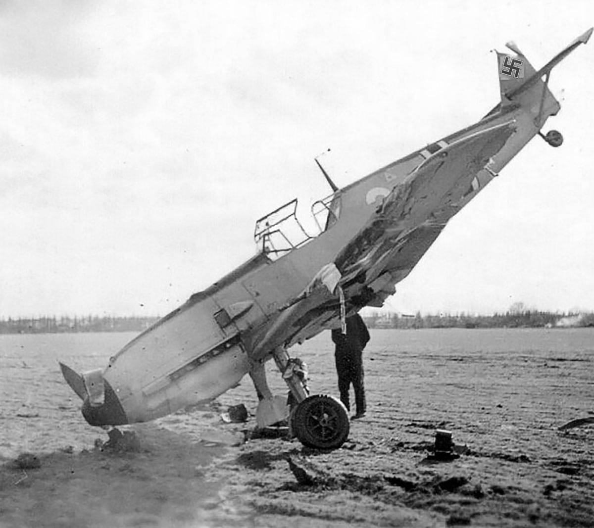 1563205434_messerschmitt-bf-109e3-4_jg54-white-3-accident-26th-mar-1940-01.jpg