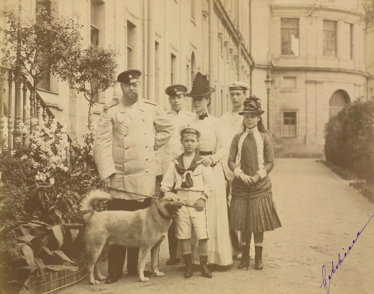 1886. Александр III, император России и его семья в Гатчинский дворец.jpg