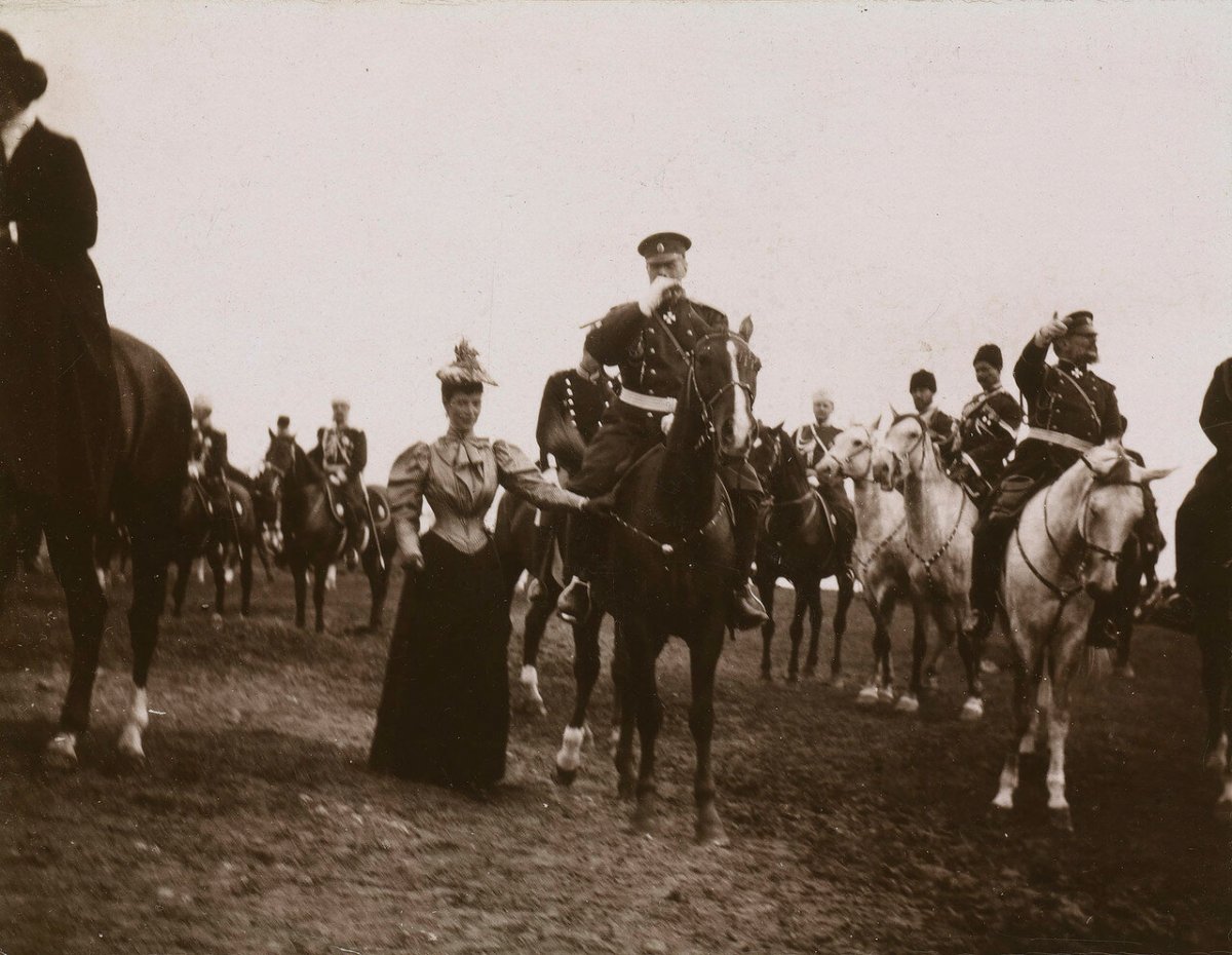 1892. Александр III и Мария Федоровна, императрица России на военном параде.jpg