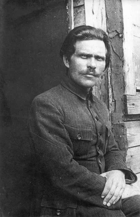 1921._Нестор_Махно_в_лагере_для_перемещенных_лиц_в_Румынии.jpg