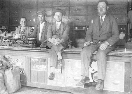 1930 Anna, empleado, Milo Eidelberg y Moshe Dan Fürgang en Sloczow.png