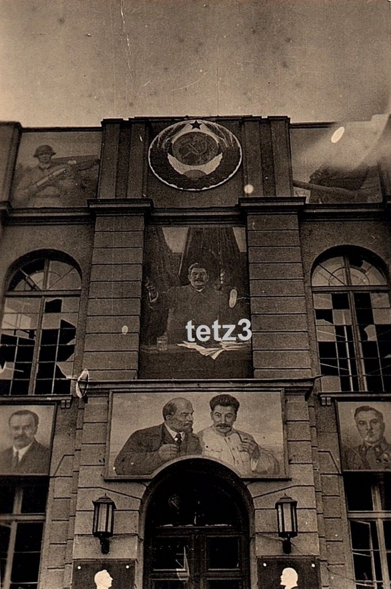 1941 Luzk zerst. G.P.U. Gebäude Lenin Stalin.jpg