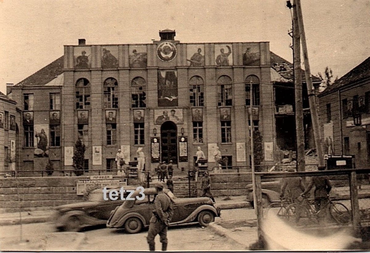 1941 Luzk zerst. G.P.U. Haus Büsten.jpg