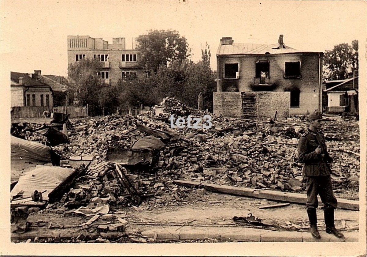 1941 Luzk zerst. gesprengte Gebäude.jpg