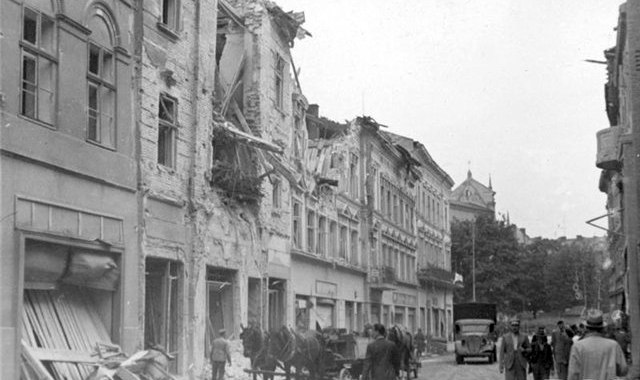 1941 Розбомблений будинок (кут вул. Дорошенка і проспекту Свободи).jpg