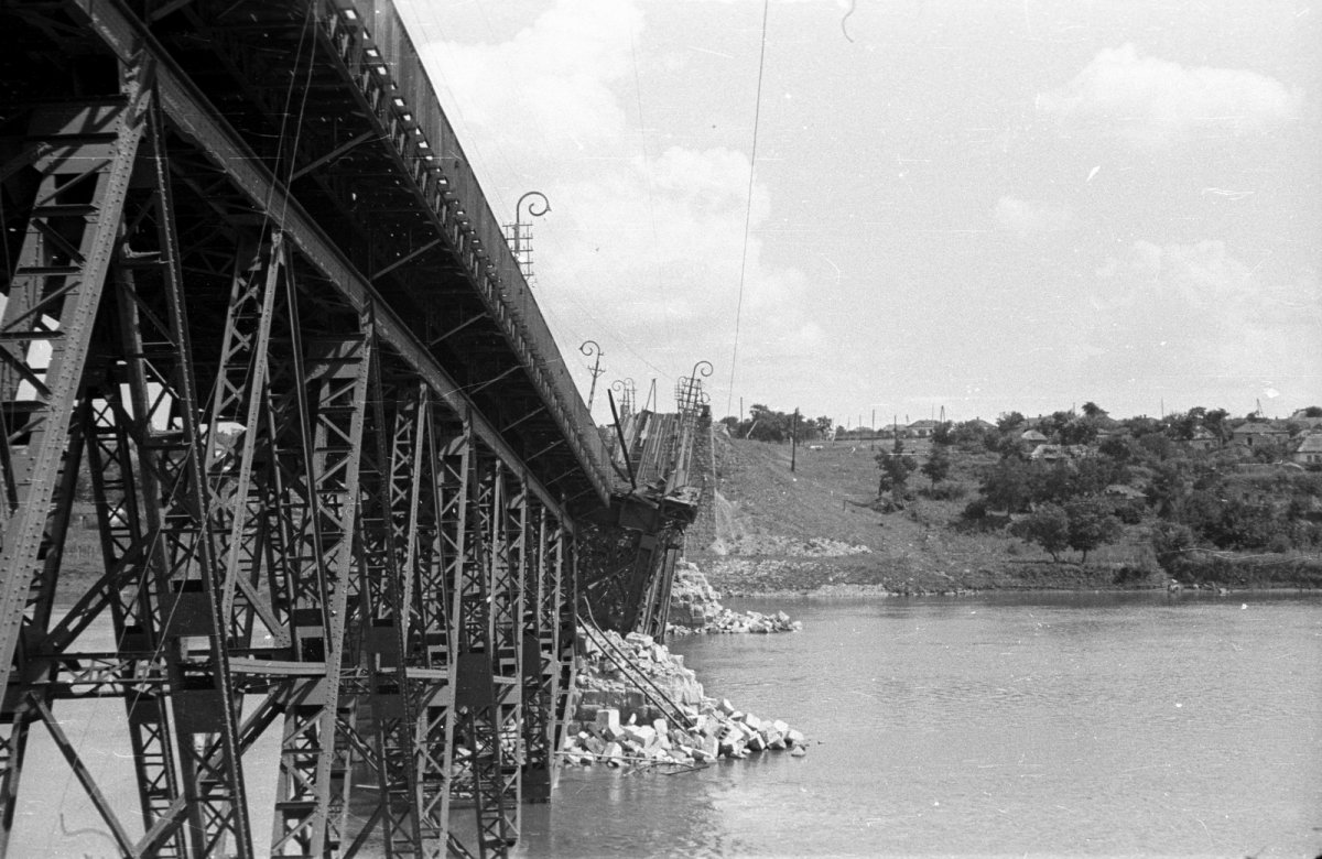 1941. Ukrajna, Pervomajszk a lerombolt vasúti híd a Bug folyón.-.jpg