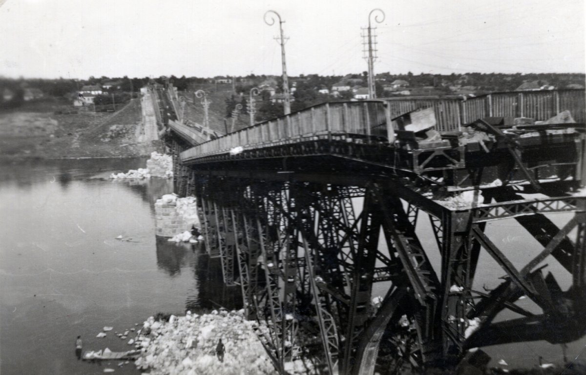 1941. Ukrajna, Pervomajszk Bug folyó, lerombolt vasúti híd..jpg