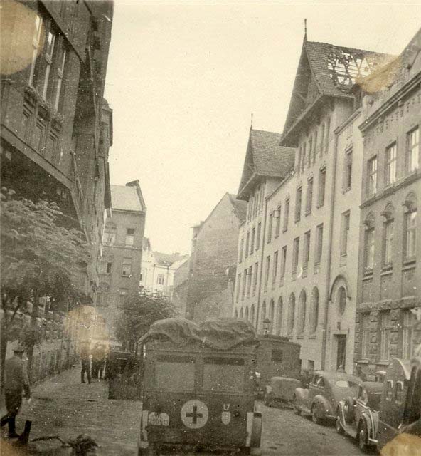 1942 вулиця Ярослави Стецько. (Будинок на розі - гуртожиток університету)..jpg