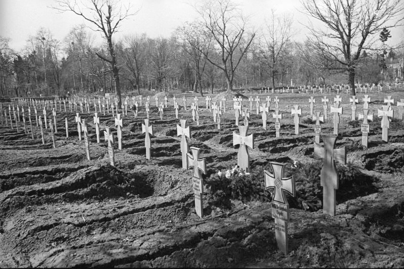 1944 г. 21-24 марта. Немецкое кладбище. Справа вверху - храм Воскресения Христова.   Шагин И..jpg