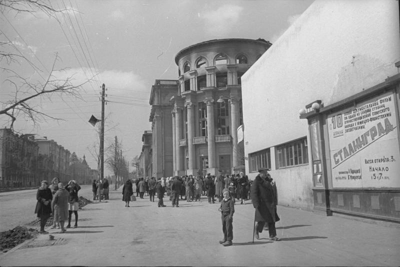 1944 г. Афиша кинотеатра им. М. Коцюбинского и ул. Ленина Шагин И..jpg