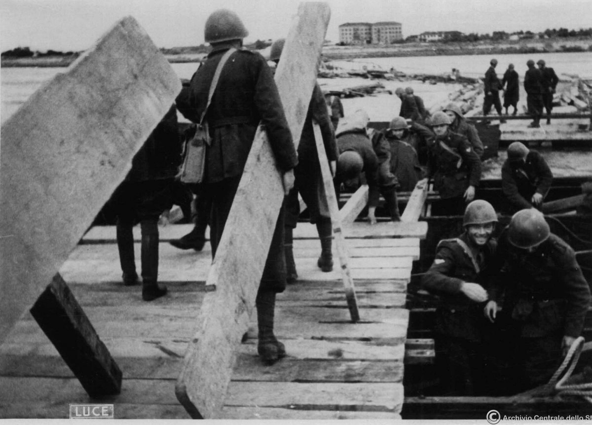 1_Costruzione di un ponte in legno ad opera dei genieri italiani in Russia nell'autunno 1941.jpg