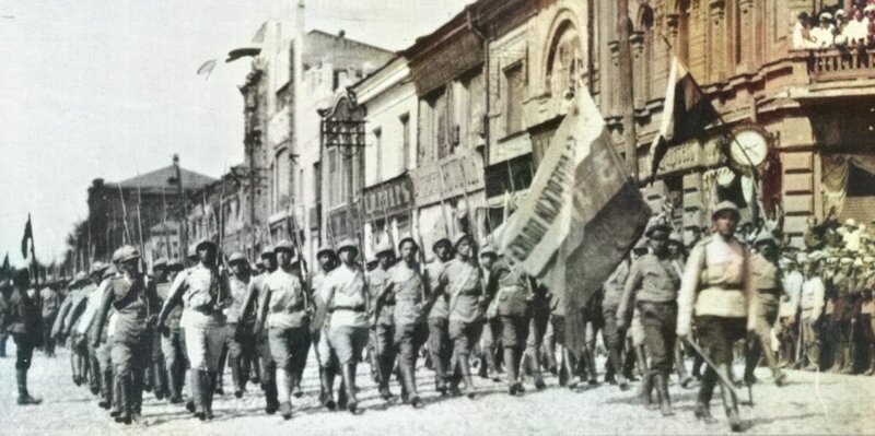 1Белогв на параде в Харькове 1919.jpg