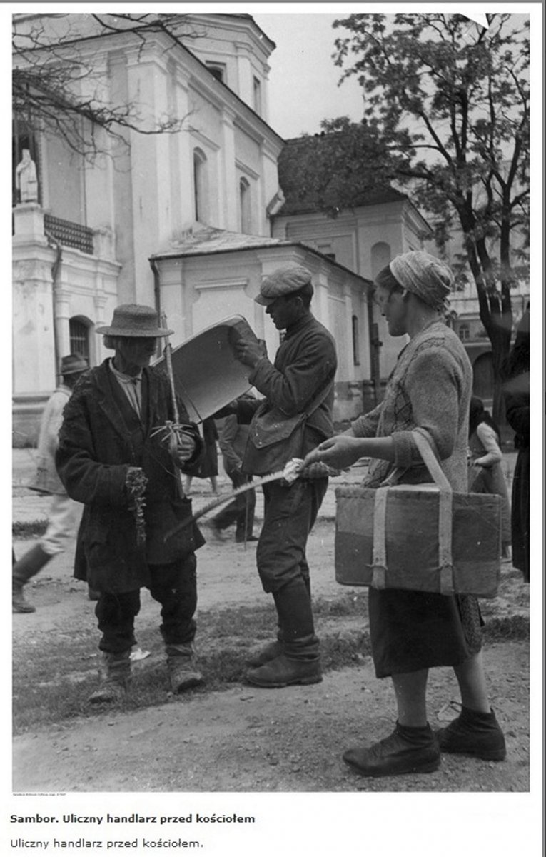 1Самбор Уличный торговец перед костелом 1942 г..jpg