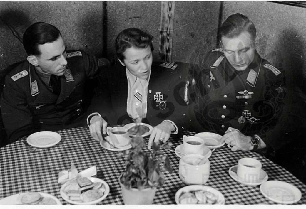 Столовая солдат вермахта. Нацисты за столом. Немецкий офицер за столом. Немецкие офицеры в столовой.