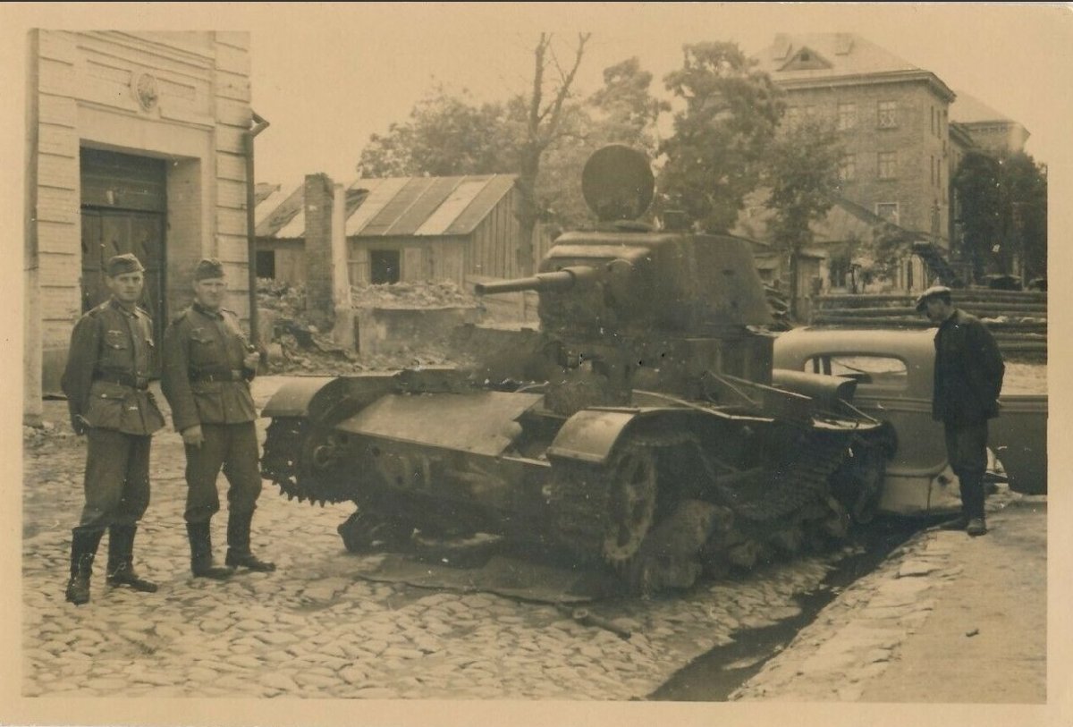 2Житомир Подбитый русский танк Т-26 (russische Beute Panzer T-26) 1941 г..jpg