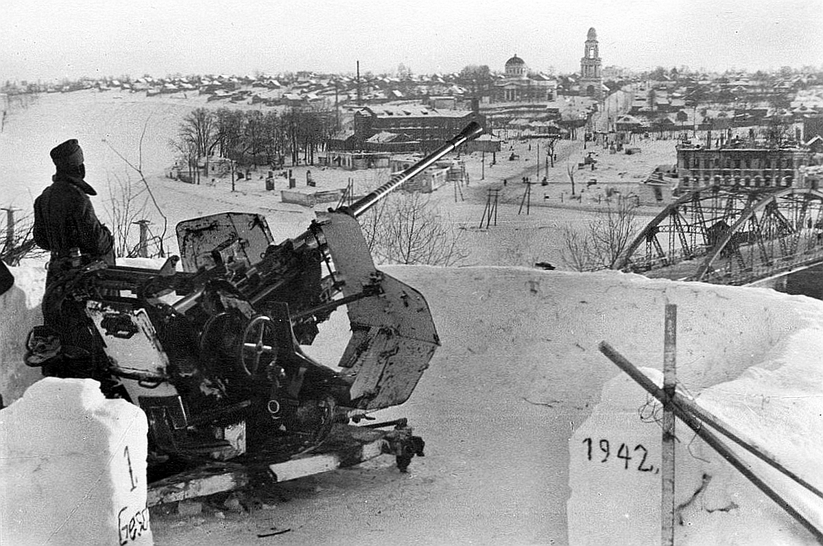 37mm Flak gun covers the bridge over the Volga at Rzhev, early 1942.jpg
