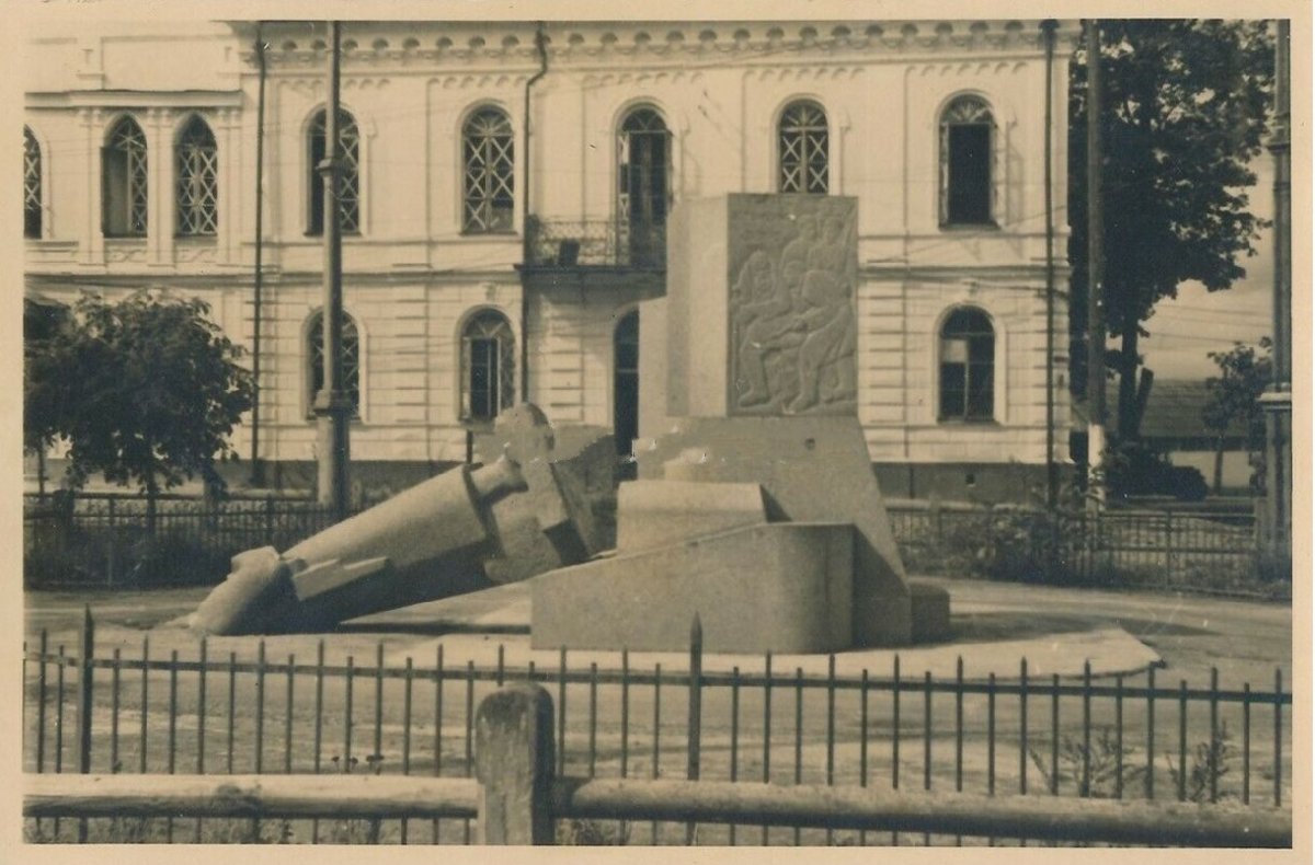 4Житомир Разрушенный памятник Сталину (gestürztes Stalin Denkmal) 1941 г..jpg