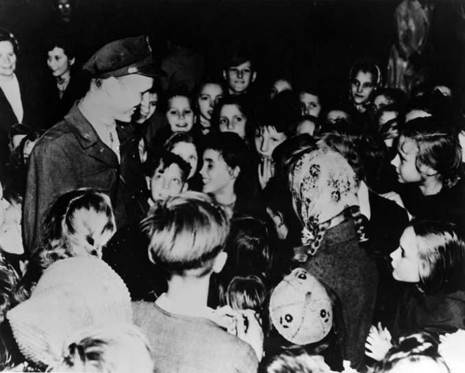 5-BAVA-14-17-PB19 Gail Halvorsen.jpg