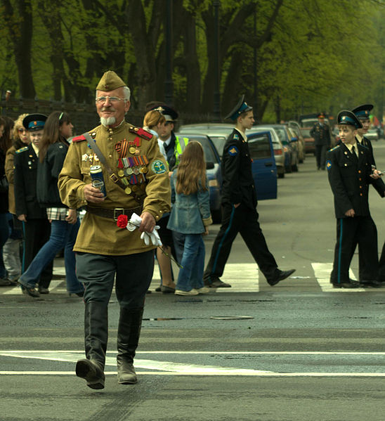 548px-Dashing_war_veteran_and_cadets_in_SPb.jpg