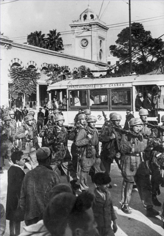 5_го парашютного полка (Fallschimjager_Regiment 5) на марше в городе Тунис. Февраль 1943 г.jpg