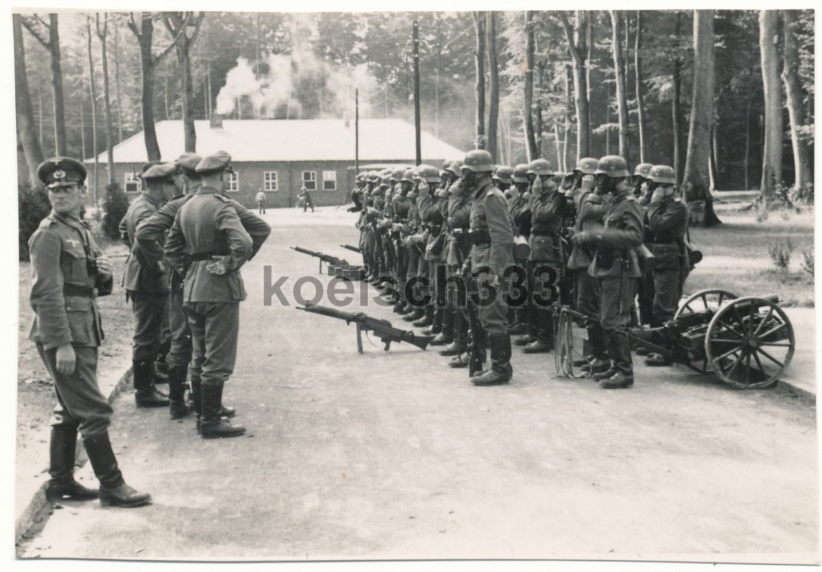 7.92mm MG08-15 machineguns and If.2 hand cart of  Marine Infanterie soldiers with gas masks (1).jpg