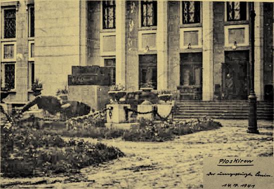7. Проскуров памятник Ленину разрушеный перед большим зданием (кинитеатром) Фото Erik Zommer.jpg