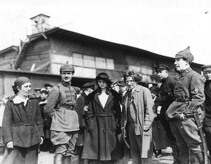 800px-Офицеры_Петроградского_коменданского_управления_1922.jpg