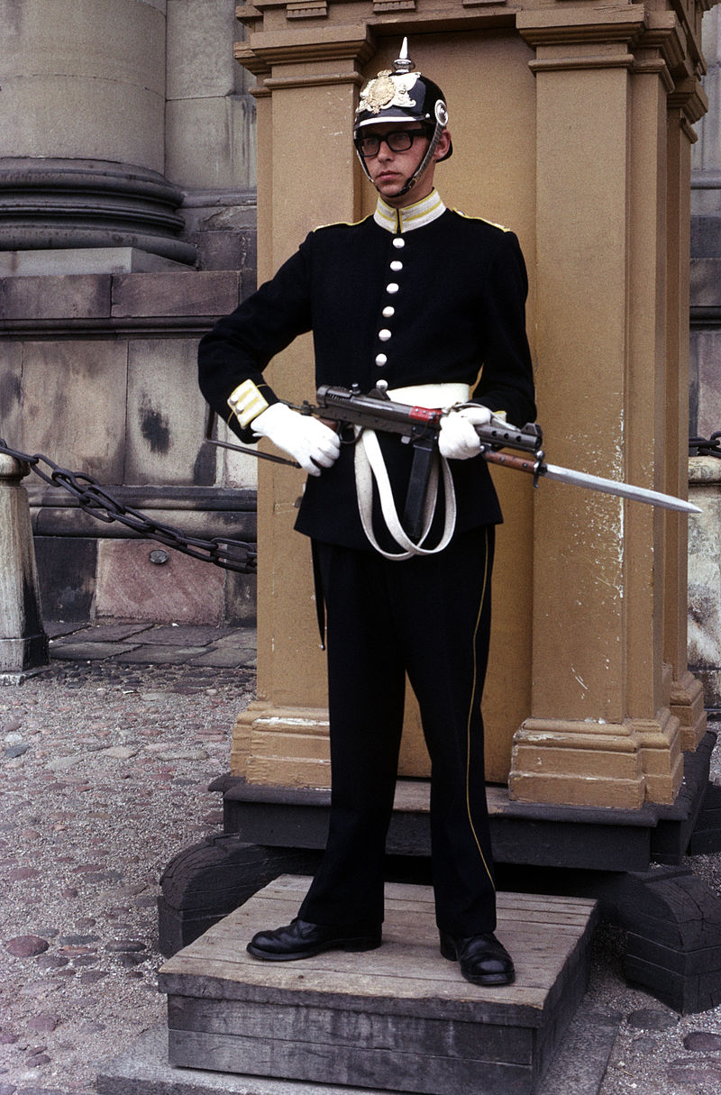 800px-Palace_guard_stockholm.jpg
