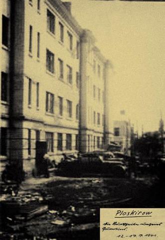 9. Проскуров  Командиры с подчиненными занимают квартиры Фото Erik Zommer.jpg