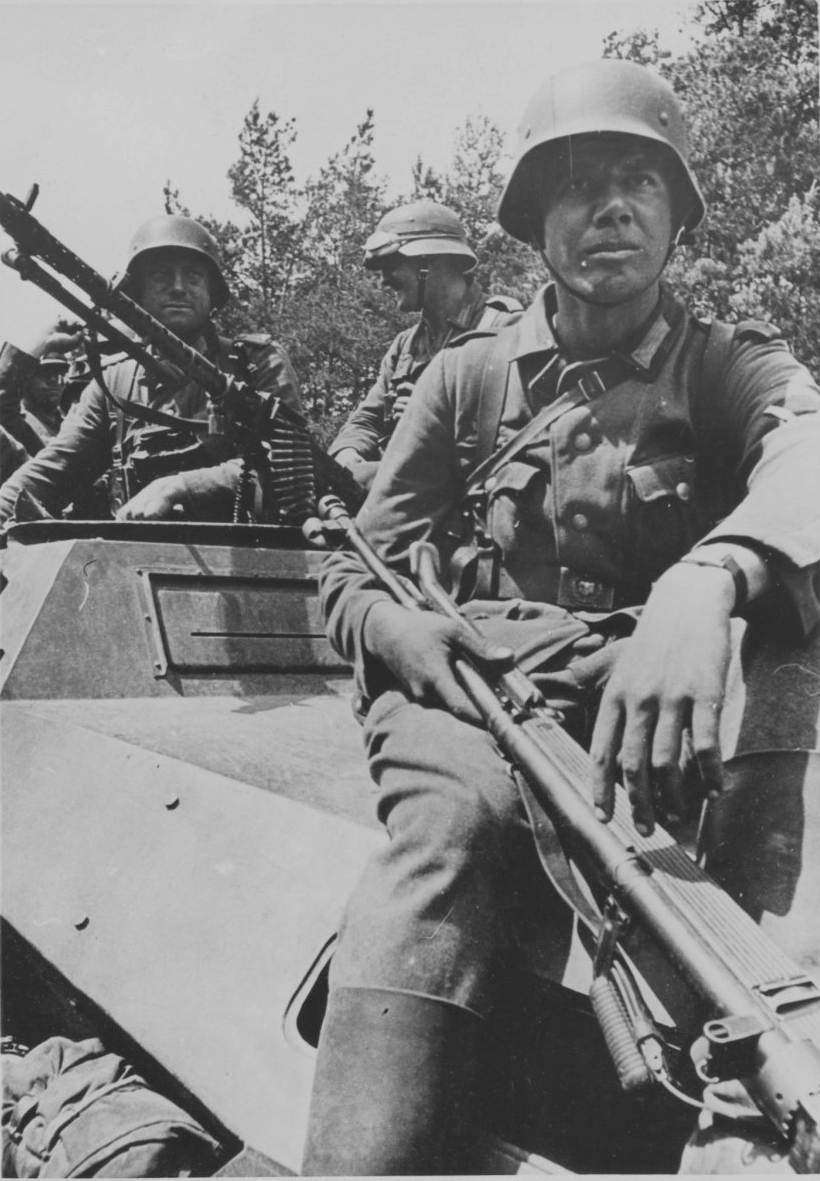 928bf3e21d60fdd6dc353bbfae313d84b332a2559b8e36fd69ba730222c0ee6b-1942.jpg