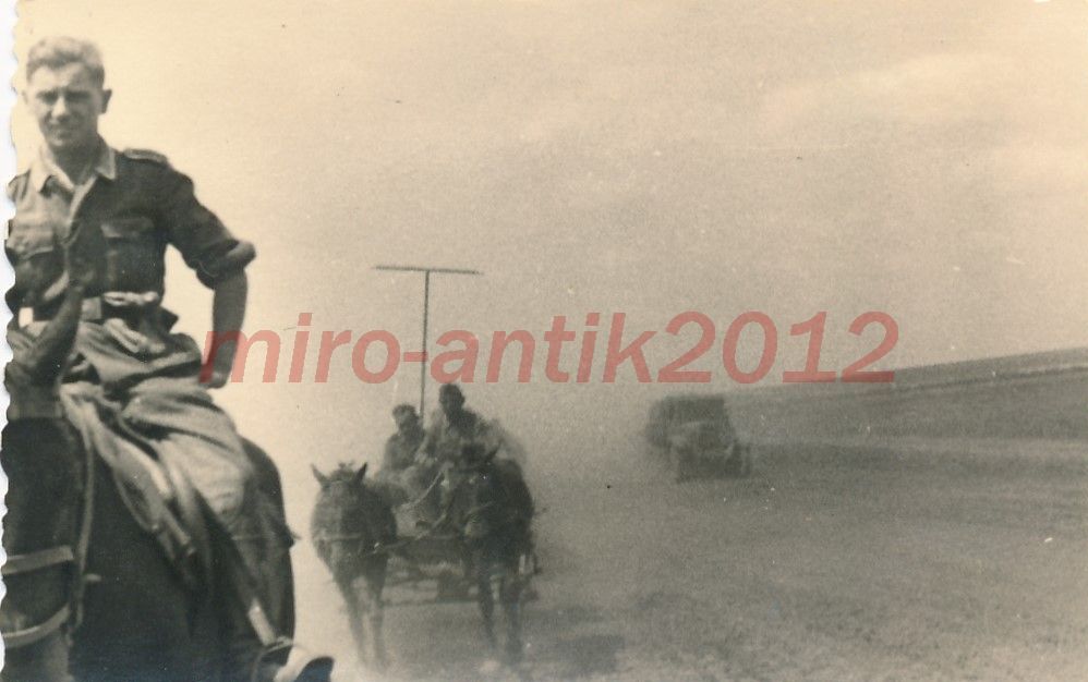 A.R.194 rtg. Winniza, Funktrupp auf d.Weg zur B-Stellung--.jpg