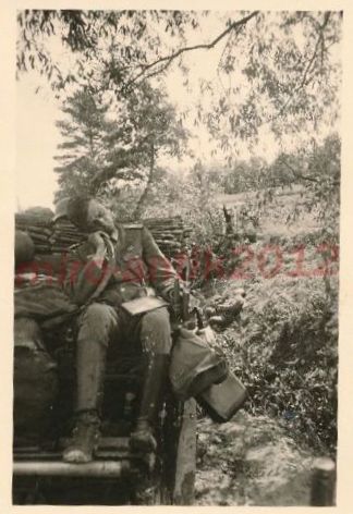 A.R.194 rtg. Winniza, Marschpause Oblt. u. Battr. Chef.jpg
