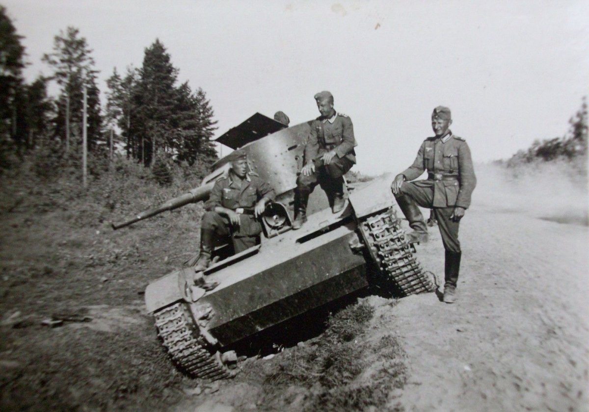 abgeschossener russischer Panzer BT-5 bei Winniza - Russland Juli 1941.jpg