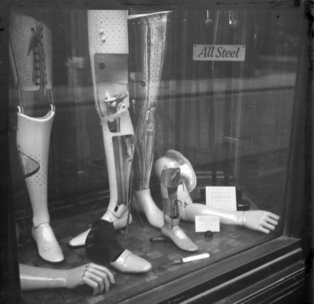 Aftermath_of_the_second_world_war._Shop_window_in_London_1946_(6334338904).jpg
