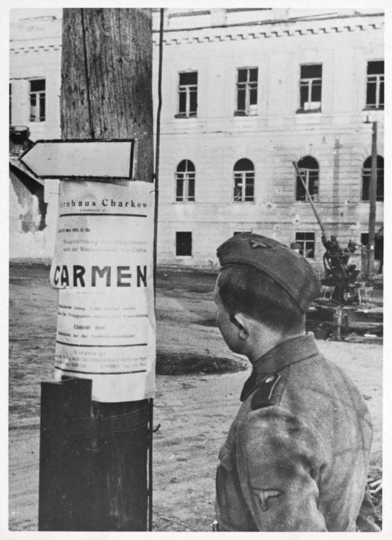 An SS soldier in Kharkov, 1943.jpg