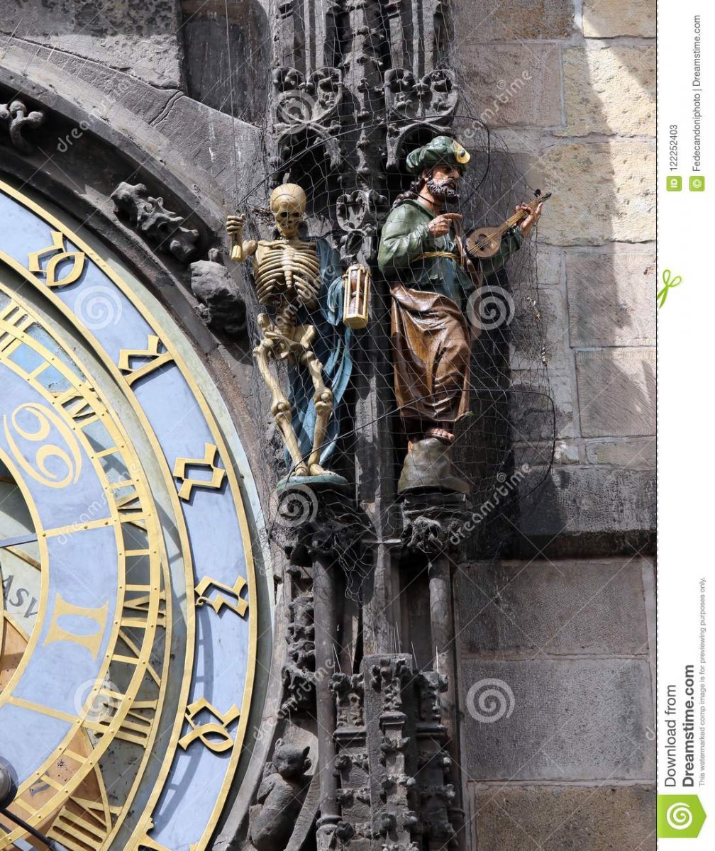 астрономические-часы-праги-с-статуей-каркасных-repres-122252403.jpg